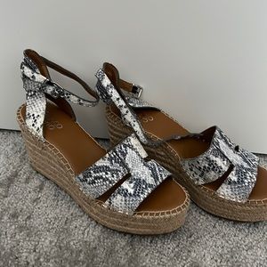 FRANCO SARTO Talya Snakeskin Embossed Wedge Sandal